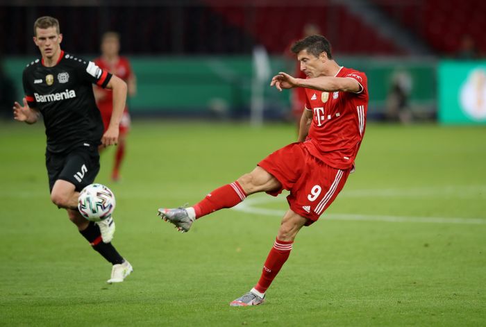 Robert Lewandowski strzelił gola, wyrównał kolejny rekord ale Bayern sensacyjnie przegrał z Augsburgiem [WIDEO]